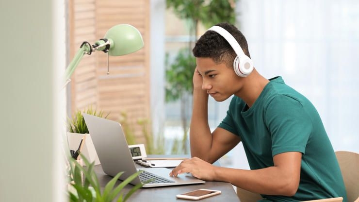 Estudante com um laptop