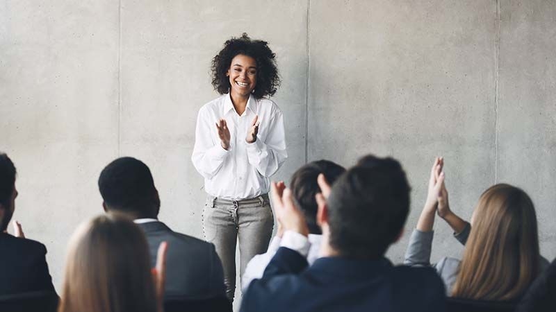 Lehrerin applaudiert der Klasse