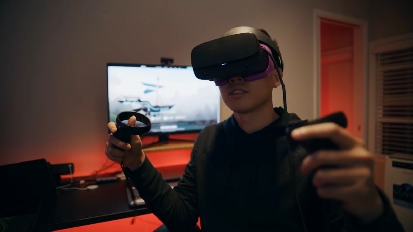 使用头显的 VR 拉面