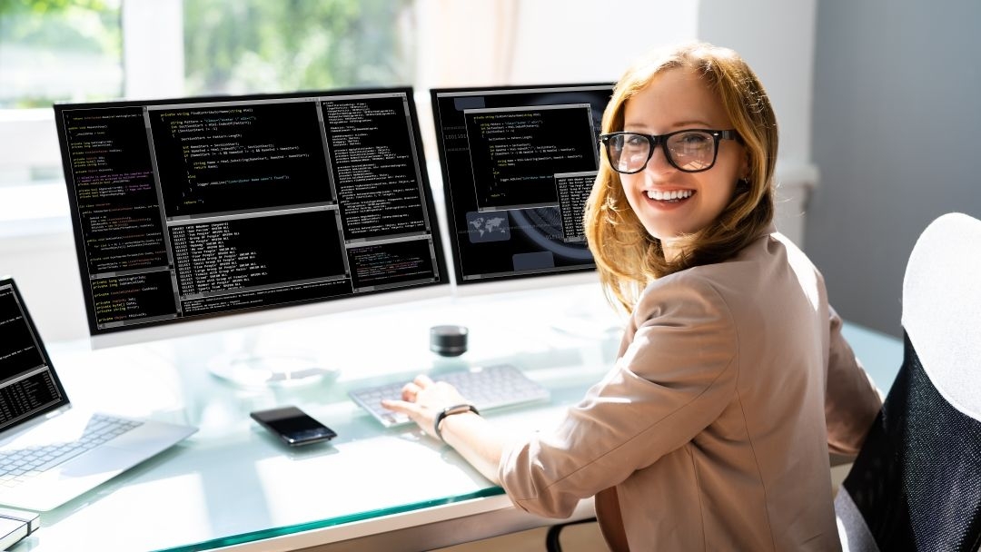 Mujer sentada frente a la computadora