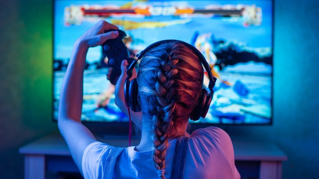 Femme jouant à un jeu sur console