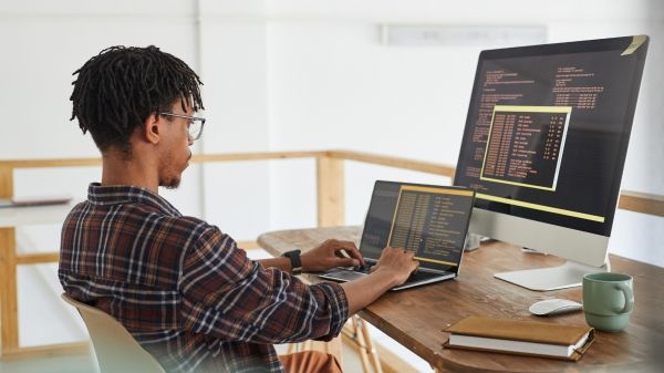 Mann-Codierung auf dem Laptop