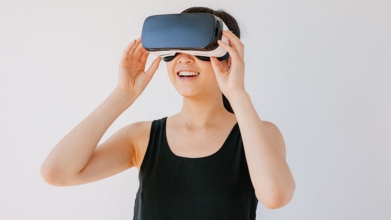 VR ヘッドセットを装着している女性