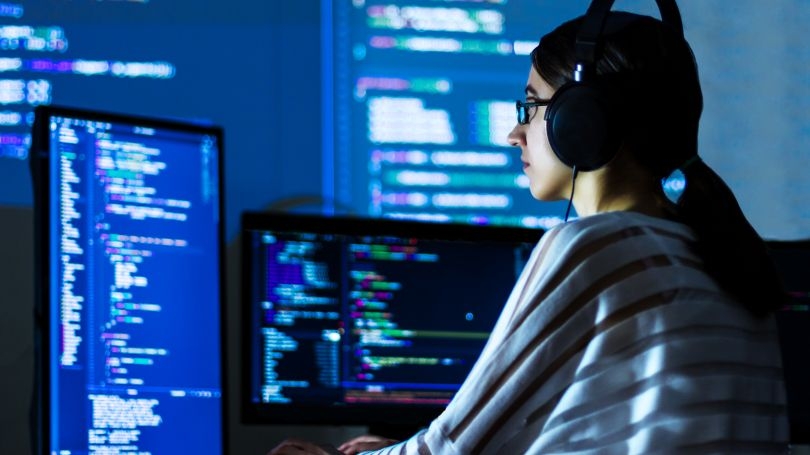 Mujer usando la computadora para codificar