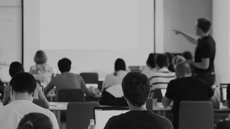 Estudiantes en un aula