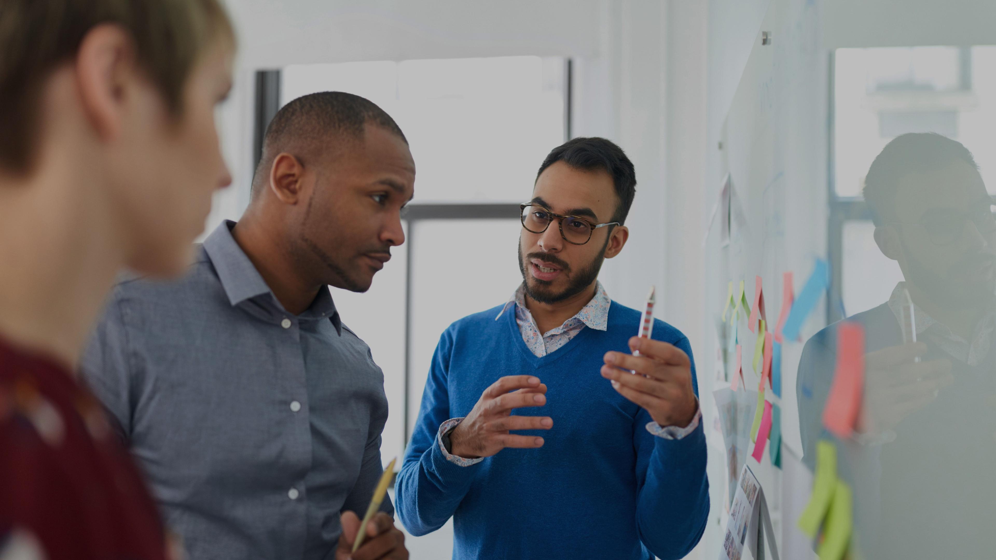 Éducateurs autour d'un tableau blanc