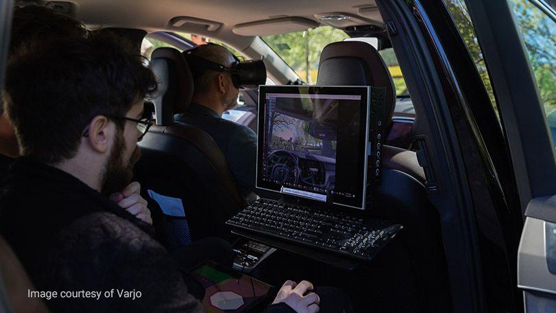 Engenheiros trabalhando dentro de um carro da Volvo