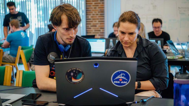 Programadores trabajando juntos