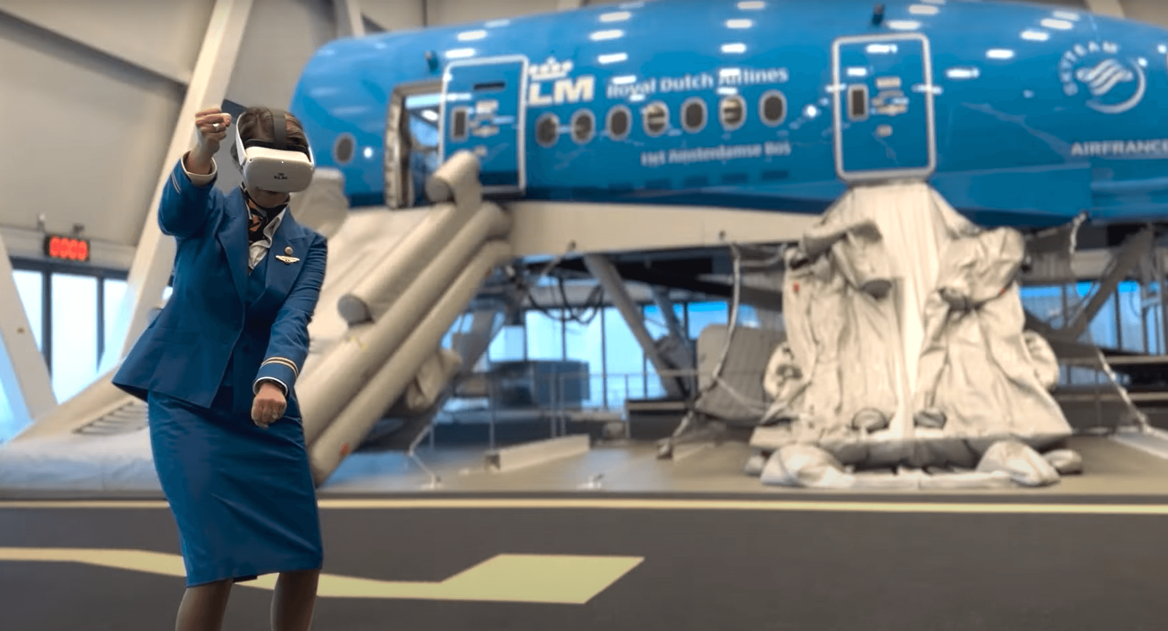 Azafata de KLM usando gafas VR