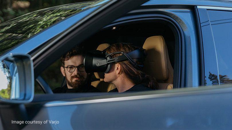 Frau mit Mixed Reality-Headset in einem Volvo