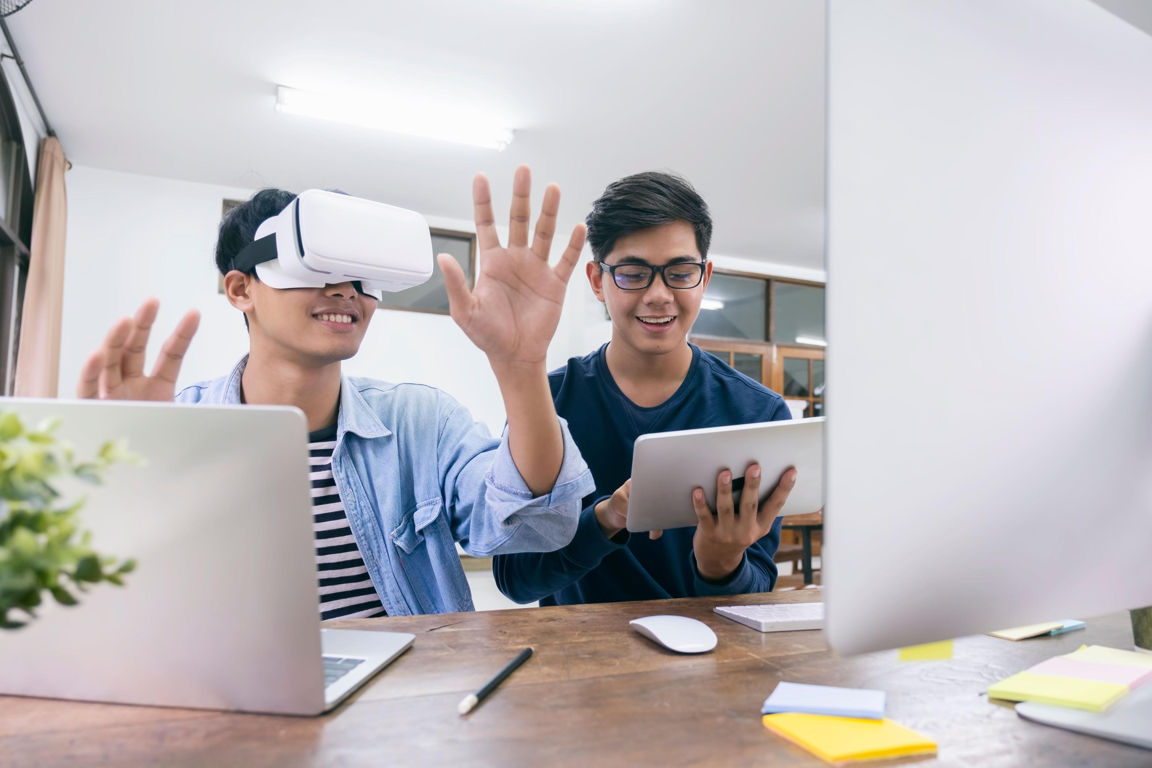 Deux personnes utilisant la technologie AR