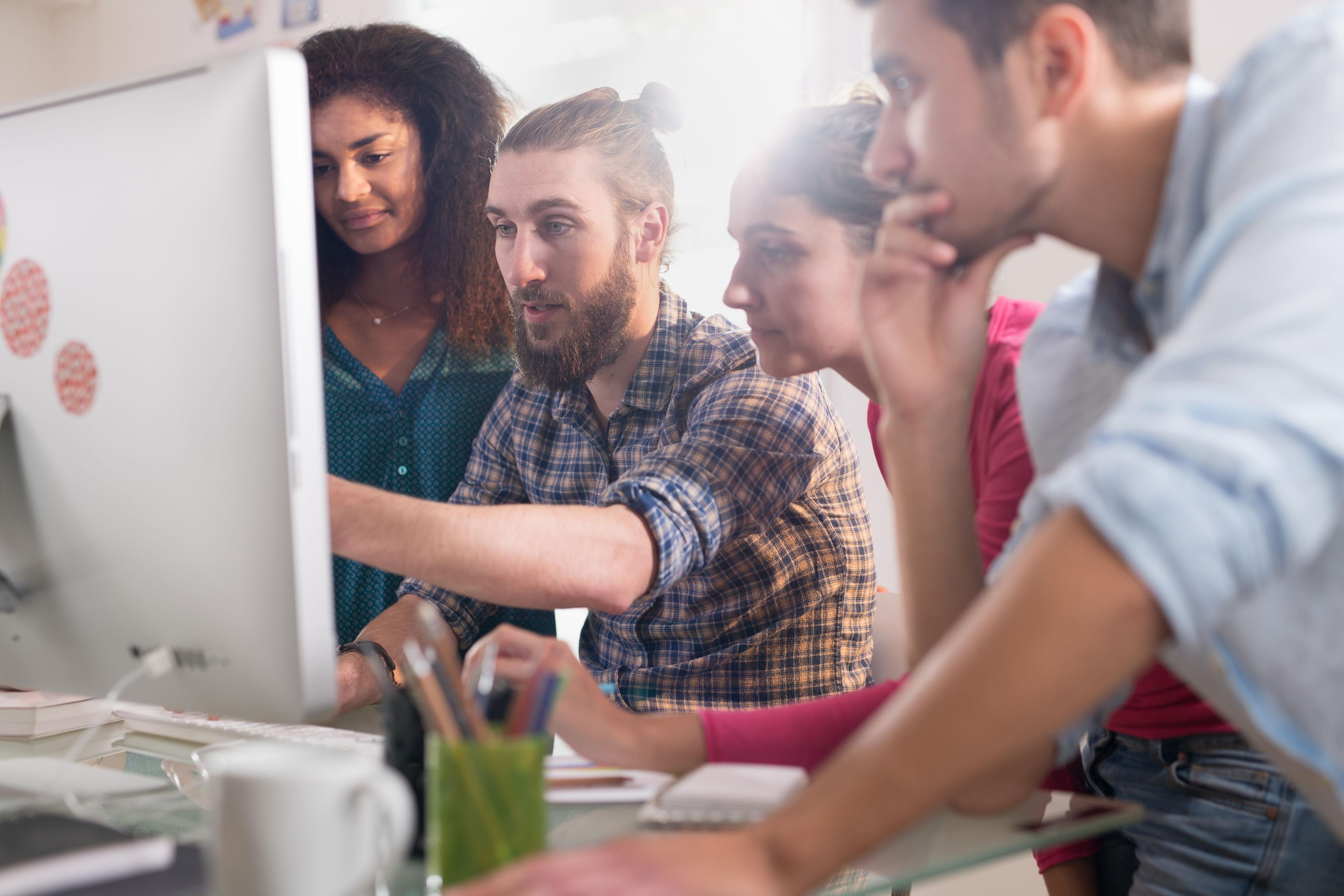 Glückliche Studenten vor einem Computer