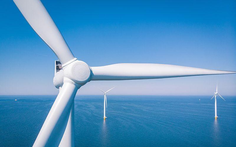 Molinos de viento en el océano