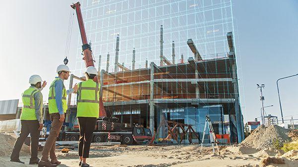 Dos personas evalúan las operaciones a través de una pantalla